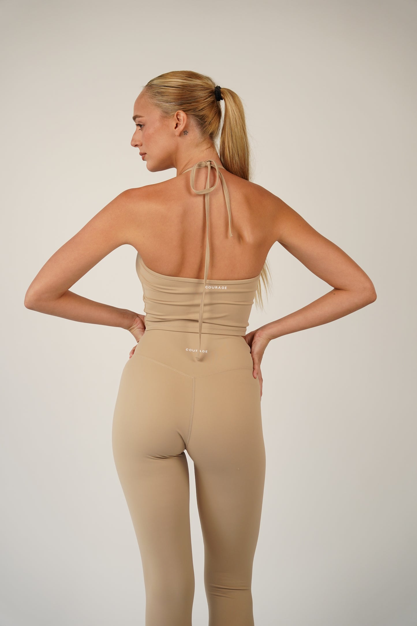 Halter tie tank